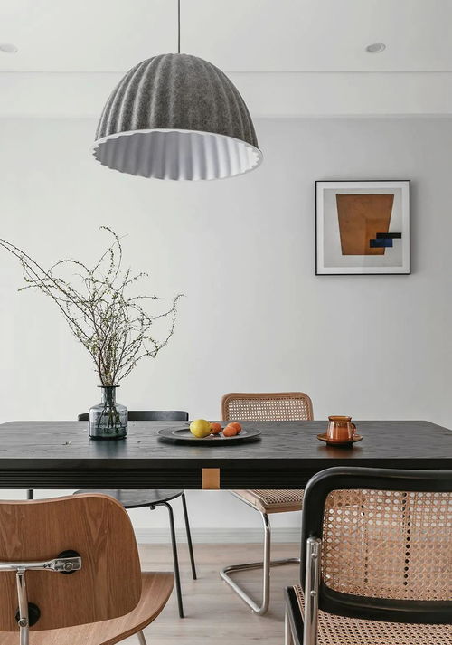 126㎡現(xiàn)代都市風(fēng)格新房裝修 玄關(guān)與沙發(fā)背景墻的轉(zhuǎn)角之愛(ài)